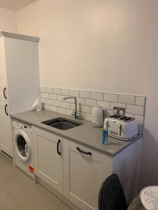 Recently Refurbished Apt Central Mk Free Parking Мілтон-Кінз Екстер'єр фото