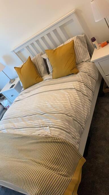 Recently Refurbished Apt Central Mk Free Parking Мілтон-Кінз Екстер'єр фото