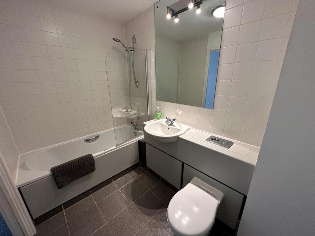 Recently Refurbished Apt Central Mk Free Parking Мілтон-Кінз Екстер'єр фото