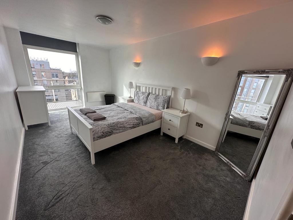Recently Refurbished Apt Central Mk Free Parking Мілтон-Кінз Екстер'єр фото