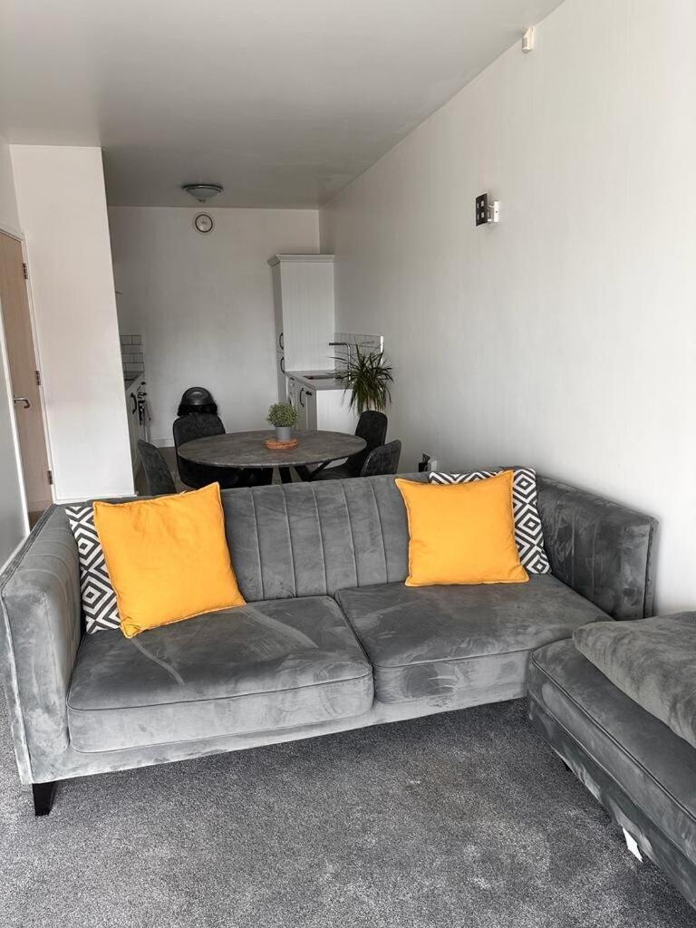 Recently Refurbished Apt Central Mk Free Parking Мілтон-Кінз Екстер'єр фото
